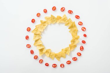 kopya alanı ile beyaz arka planda dilimlenmiş Chili Peppers ve lezzetli nachos üst görünümü 