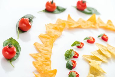 lezzetli nachos seçici odak, kiraz domates ve fesleğen ile Chili Peppers 