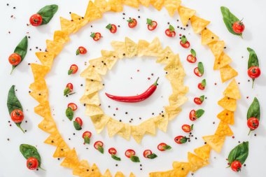 düz lezzetli nachos, baharatlar ve fesleğen ve olgun kiraz domates ile dilimlenmiş Chili biber ile yatıyordu
