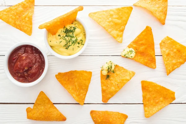 Bovenaanzicht Van Smakelijke Nachos Sauzen Wit Houten Oppervlak — Stockfoto