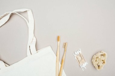 ahşap diş fırçaları, organik Loofah, pamuk bezlerden ve gri arka planda Beyaz Pamuk çanta
