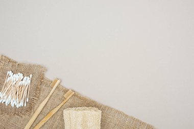 Bambu diş fırçaları, organik Loofah, pamuk bezlerden ve gri arka planda kahverengi demir