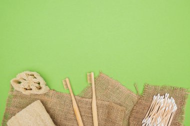 Bambu diş fırçaları, organik Loofah, pamuk bezlerden ve açık yeşil arka plan üzerinde bez