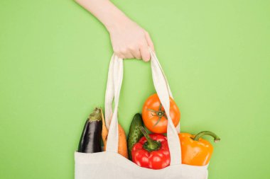 Olgun sebzeler dolu Pamuk çanta kolu tutan kadın kırpılmış görünümü