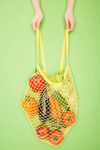 Обрезанный Вид Женщины Держащей Струнный Мешок Овощами Светло Зеленом — стоковое фото