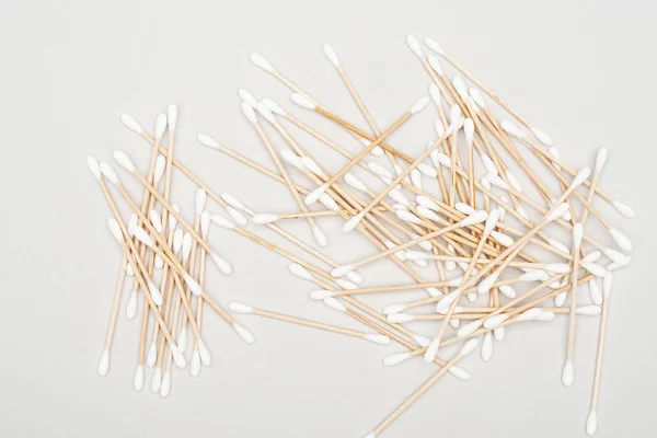 Top View Scattered Cotton Swabs Grey Background — Stock Photo, Image