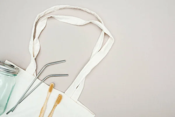 木制牙刷 可重复使用的不锈钢吸管和白色棉袋上的玻璃瓶 — 图库照片