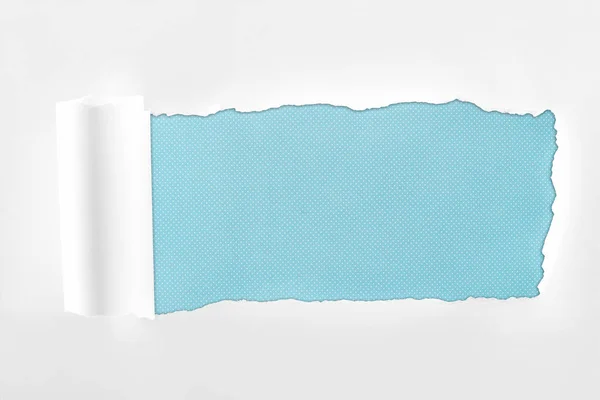 Poszarpane Teksturowane Biały Papier Walcowanej Krawędzi Jasnym Niebieskim Tle — Zdjęcie stockowe