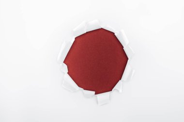 Bordo arka planda dokulu beyaz kağıda düzensiz delik 