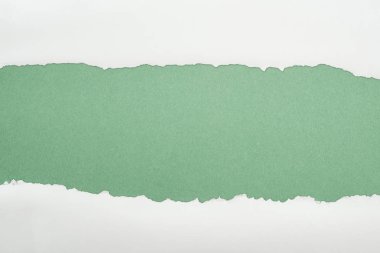 yeşil arka planda kopya alanı ile düzensiz beyaz dokulu kağıt 