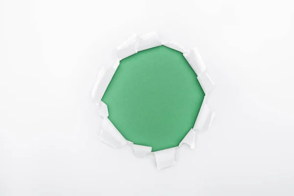 Buraco Rasgado Papel Texturizado Branco Sobre Fundo Verde — Fotografia de Stock