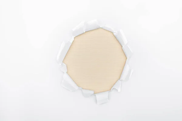 Дырка Белой Текстурированной Бумаге Бежевом Полосатом Фоне — стоковое фото