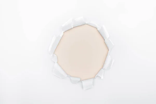 Дырка Белой Текстурированной Бумаге Фоне Слоновой Кости — стоковое фото