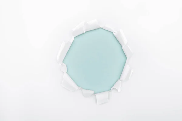 Agujero Rasgado Papel Texturizado Blanco Sobre Fondo Punteado Azul Claro — Foto de Stock