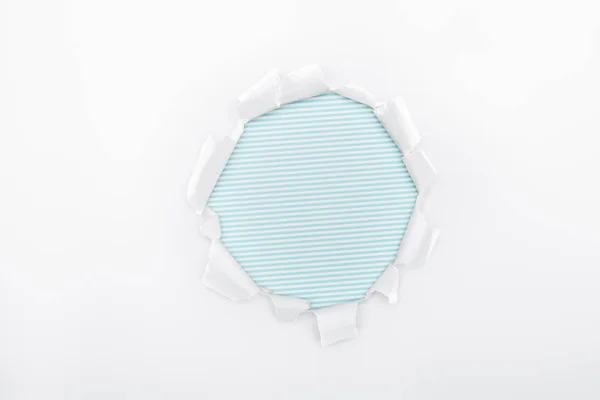 Agujero Roto Papel Texturizado Blanco Sobre Fondo Rayado Azul Claro — Foto de Stock