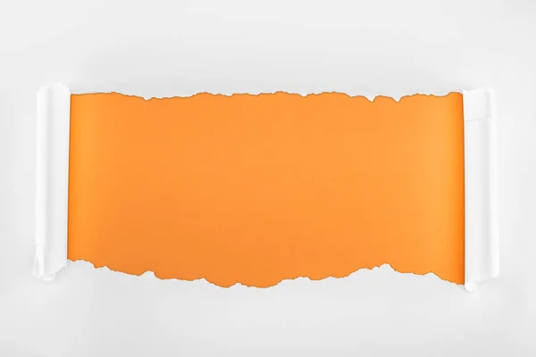 Egyenetlen Textúrázott Fehér Papír Göndör Szélekkel Narancssárga Háttérrel — Stock Fotó