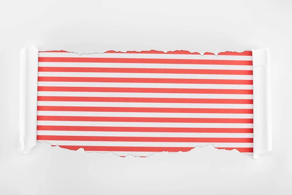 Postrzępione Teksturowane Biały Papier Curl Krawędzie Czerwonym Tle Paski — Zdjęcie stockowe