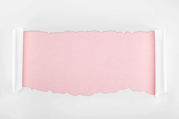 Papel Branco Texturizado Esfarrapado Com Bordas Ondulação Sobre Fundo Rosa — Fotografia de Stock