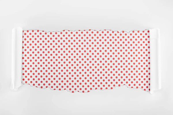 Roztrhaný Bílý Texturované Papír Okraji Kudrlinkou Červené Tečkované Pozadí — Stock fotografie