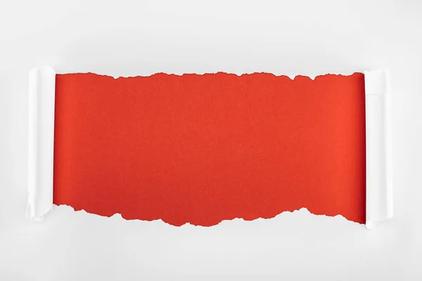 Papel Texturizado Blanco Rasgado Con Bordes Rizados Sobre Fondo Rojo — Foto de Stock