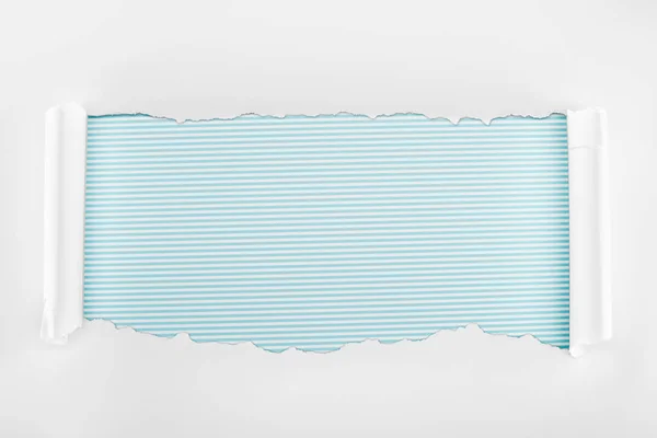 Roztrhaný Bílý Texturované Papír Okraji Kudrlinkou Modrém Proužkované Pozadí — Stock fotografie