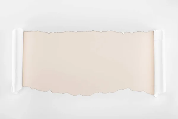 Rasgado Papel Texturizado Branco Com Bordas Onda Fundo Marfim — Fotografia de Stock