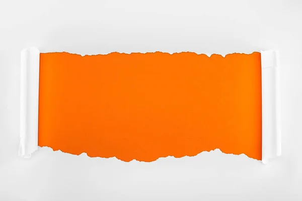 Papel Texturizado Blanco Rasgado Con Bordes Enrollados Sobre Fondo Naranja — Foto de Stock