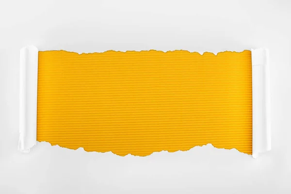 Roztrhaný Bílý Texturované Papír Okraji Kudrlinkou Žlutém Proužkované Pozadí — Stock fotografie