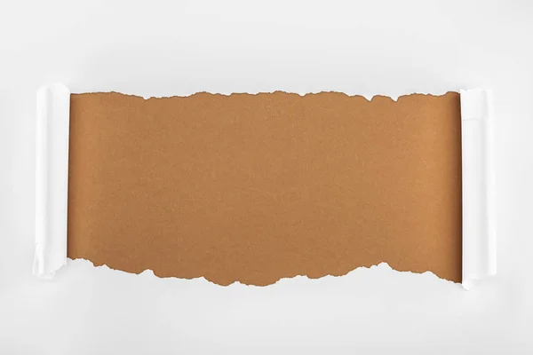 Roztrhaný Bílý Texturované Papír Okraji Kudrlinkou Hnědém Pozadí — Stock fotografie