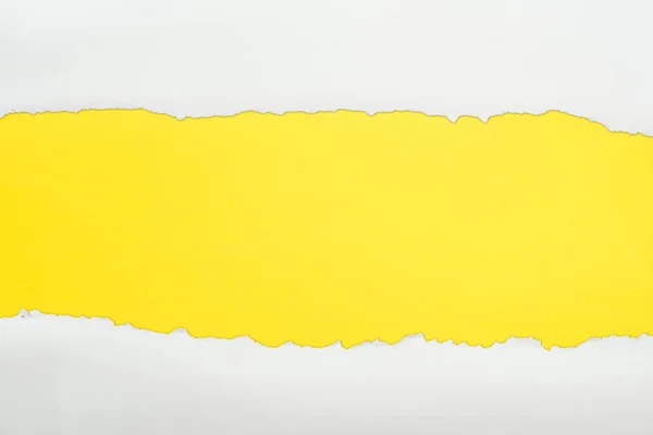 Papel Texturizado Blanco Rasgado Con Espacio Copia Sobre Fondo Amarillo — Foto de Stock