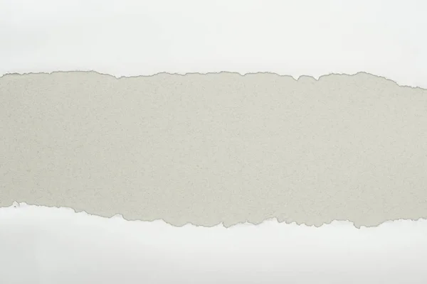 Papel Texturizado Blanco Rasgado Con Espacio Copia Sobre Fondo Gris — Foto de Stock