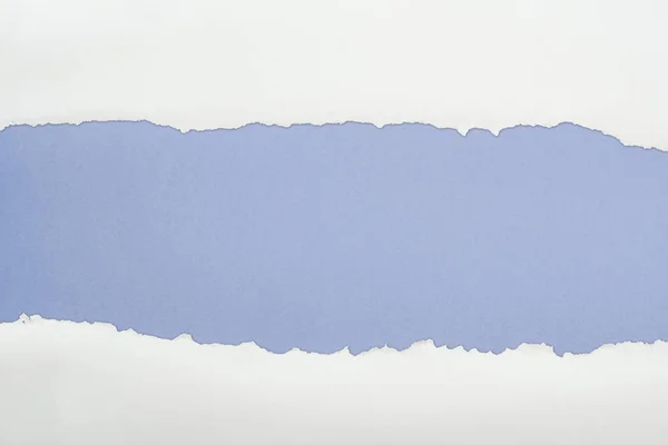 Zerfleddertes Weißes Strukturiertes Papier Mit Kopierraum Auf Blauem Hintergrund — Stockfoto