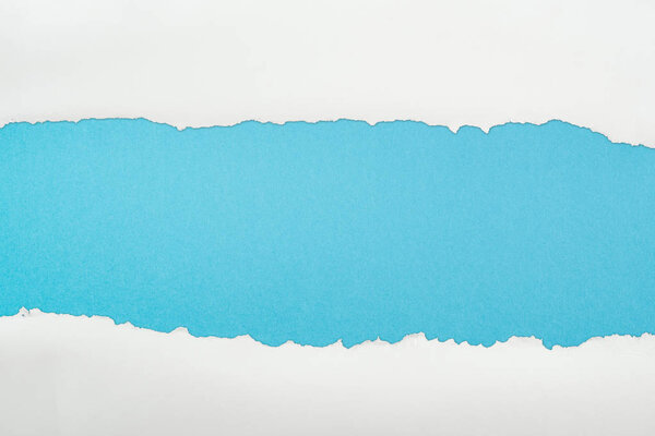 рваная и текстурированная бумага с копировальным пространством на синем фоне
 