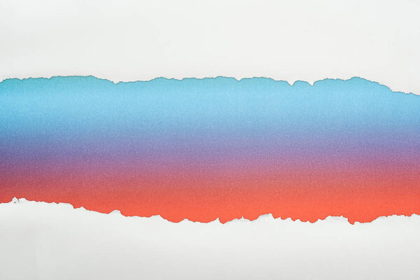 рваная белая бумага с копировальным пространством на многоцветном фоне
 