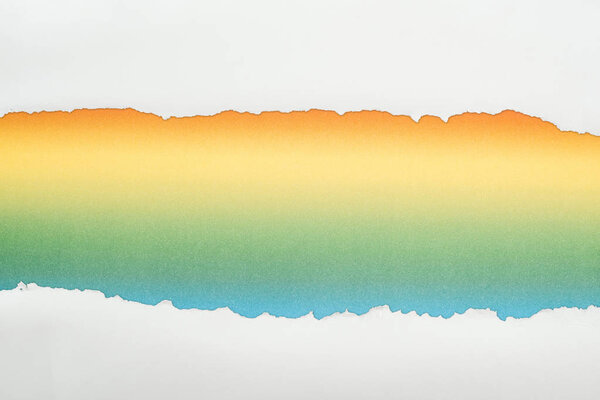 порванная белая текстурированная бумага с копировальным пространством на многоцветном фоне
 