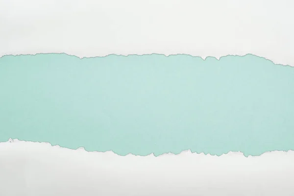 Papel Esfarrapado Branco Com Espaço Cópia Fundo Azul Claro — Fotografia de Stock