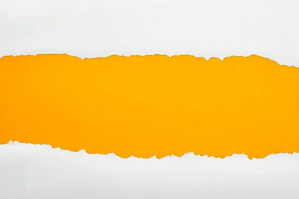 Zerlumptes Weißes Strukturiertes Papier Mit Kopierraum Auf Orangefarbenem Hintergrund — Stockfoto