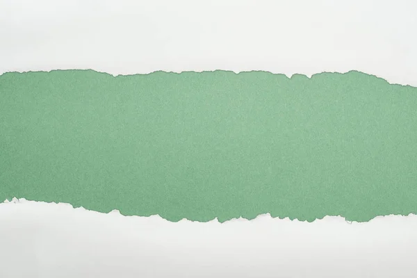 Papel Texturizado Branco Esfarrapado Com Espaço Cópia Fundo Verde — Fotografia de Stock