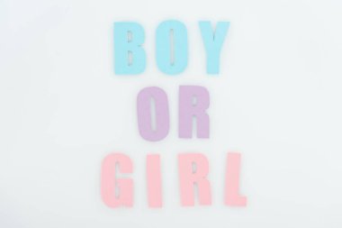 beyaz üzerinde izole pembe, mor, mavi çocuk veya kız harfinin üst görünümü 