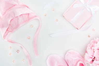 pembe buketi ve hediye kutusu, kaput ve inci, beyaz arka planda buket üst görünümü 