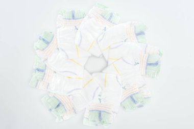 kopya alanı ile beyaz üzerinde izole yumuşak ve kuru çocuk bezi üst görünümü 
