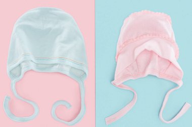 pastel ve renkli arka planda pembe ve mavi kaput üst görünümü