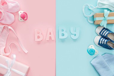 emzikler, hediyeler, Bonnets, şapka, Booties, spor ayakkabıları ve bebek harflerin üst görünümü 