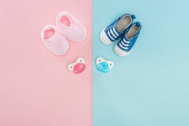 emzik, Booties, pembe ve kopya alanı ile mavi arka plan üzerinde spor ayakkabıları üst görünümü