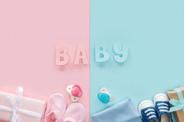 emzikler, hediyeler, şapka, Booties, spor ayakkabıları ve bebek harflerin üst görünümü 