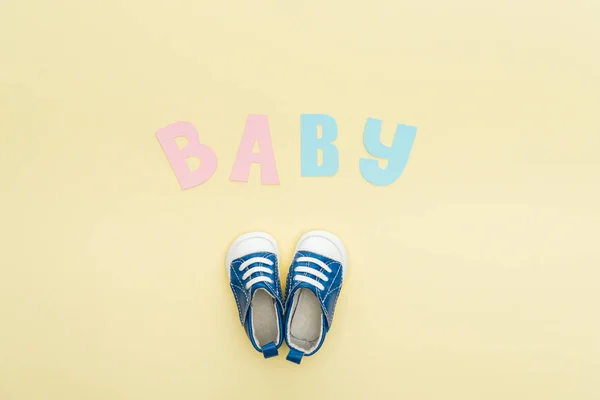 Bovenaanzicht Van Sneakers Baby Belettering Geïsoleerd Geel — Stockfoto