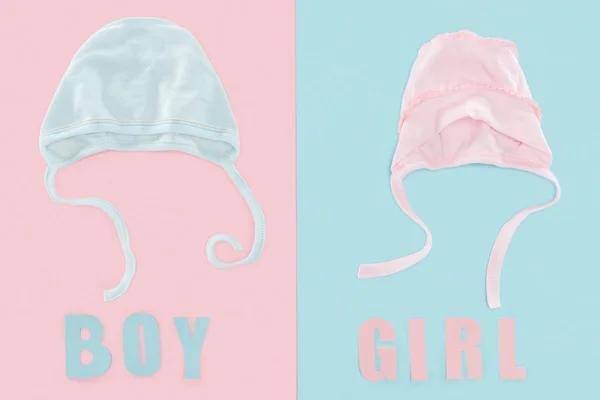 Vista Superior Letras Niño Niña Gorros Sobre Fondo Rosa Azul — Foto de Stock