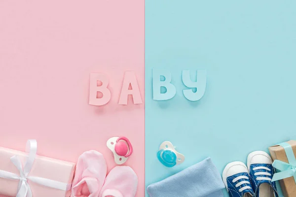 Bovenaanzicht Van Fopspenen Geschenken Hoed Slofjes Sneakers Baby Belettering — Stockfoto