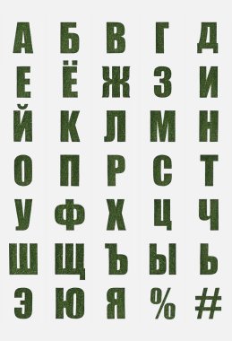 Rus alfabesine ait Kiril harfleri yeşil çim üzerinde beyaz izole yapılmış
