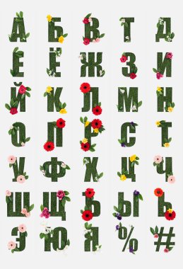 taze yaprak ve çiçek açan çiçekler üzerinde beyaz izole yeşil çim Rus alfabesine ait Kiril harfleri yapılmış